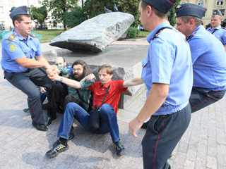 Разгон сидячей забастовки у Соловецкого камня. Фото'Новая газета'