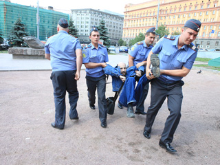 Разгон сидячей забастовки у Соловецкого камня. Фото'Новая газета'