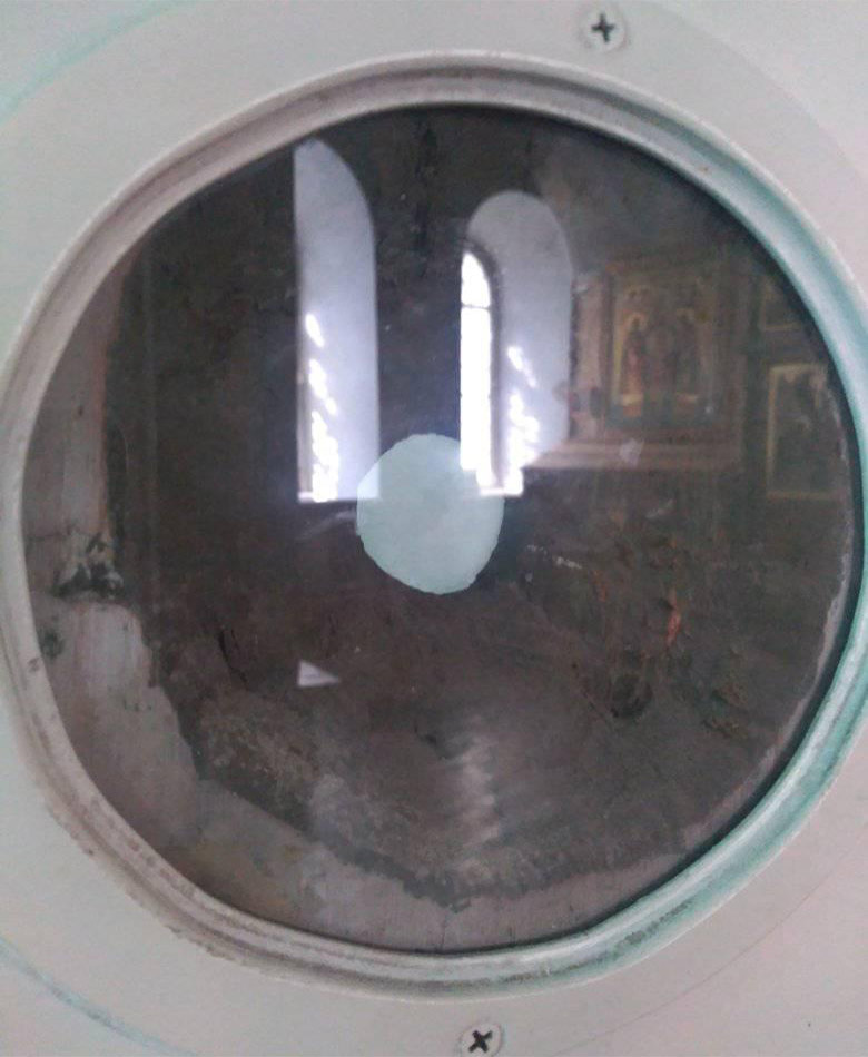 Камерный глазок в дверях храма на горе Секирная 
