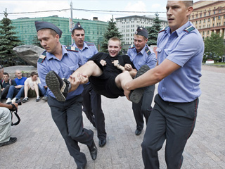Сидячая забастовка у Соловецкого камня. Фото www.novayagazeta.ru