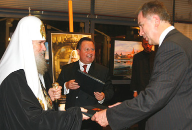 Патриарх Алексий II вручает фотоальбомы Соловки