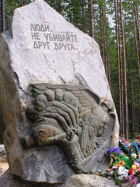 Памятник в Сандармохе. Фото Сергея Шевченко